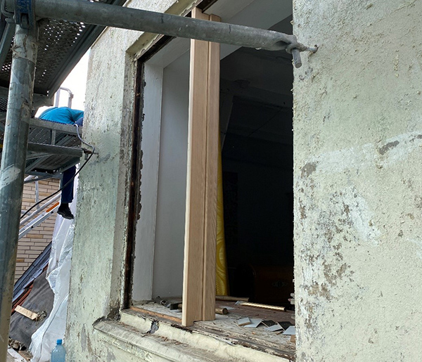 Alter Fensterstock beim Ausbau, außen das Gerüst