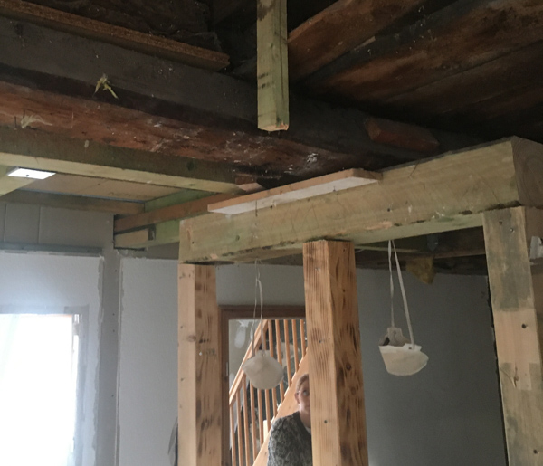 Freigelegter Dachstuhl mit neuem Sprengwerk aus Holz