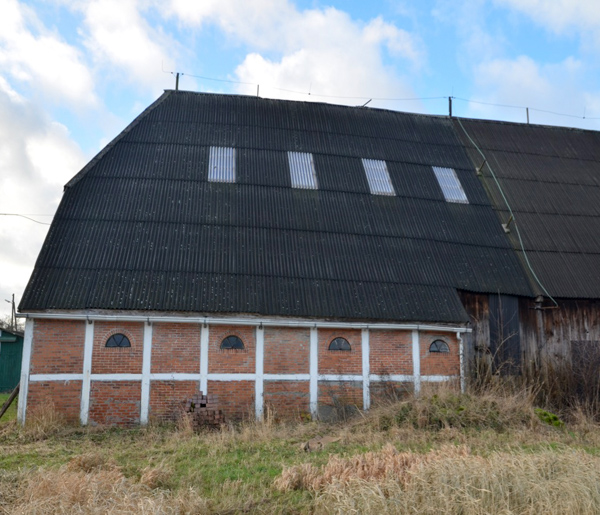 Das Bauernhaus vor der Sanierung mit Eternitdach, damals als Scheune genutzt