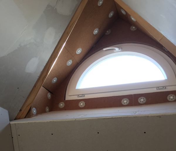 Neues halbrundes Fenster im Reetdach, von innen gesehen