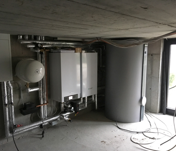 Heizung und Speicher im engen Technikraum