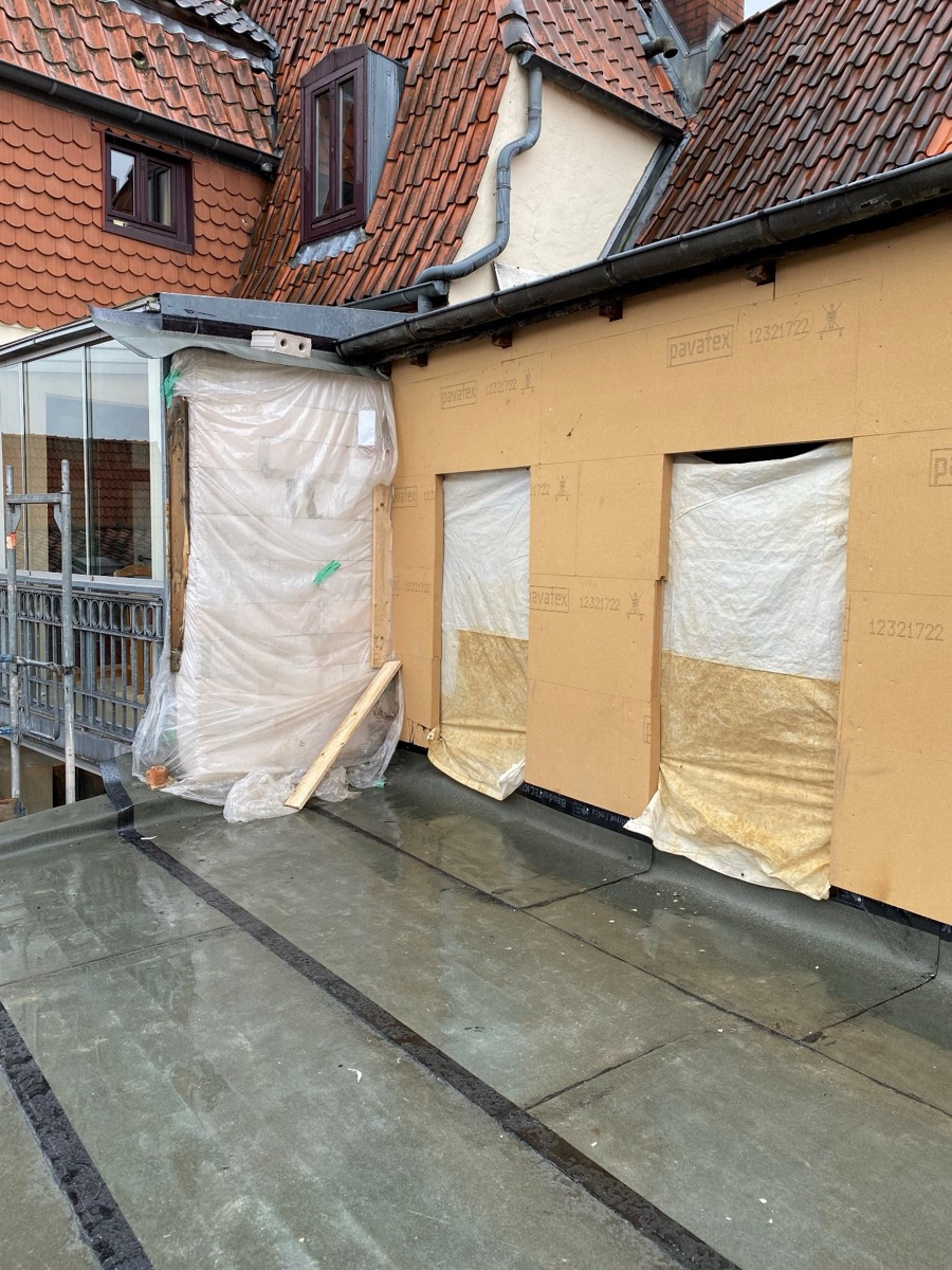 Geschlossene Fassade im Dachgeschoss nach Abbau des Wintergartens